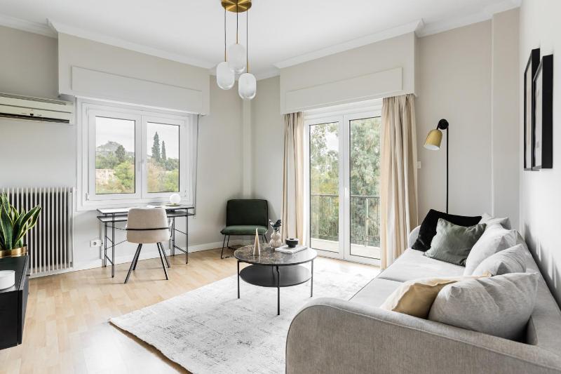 Zeus Temple view 2BD Apartment by UPSTREET — отель в Афины, Греция