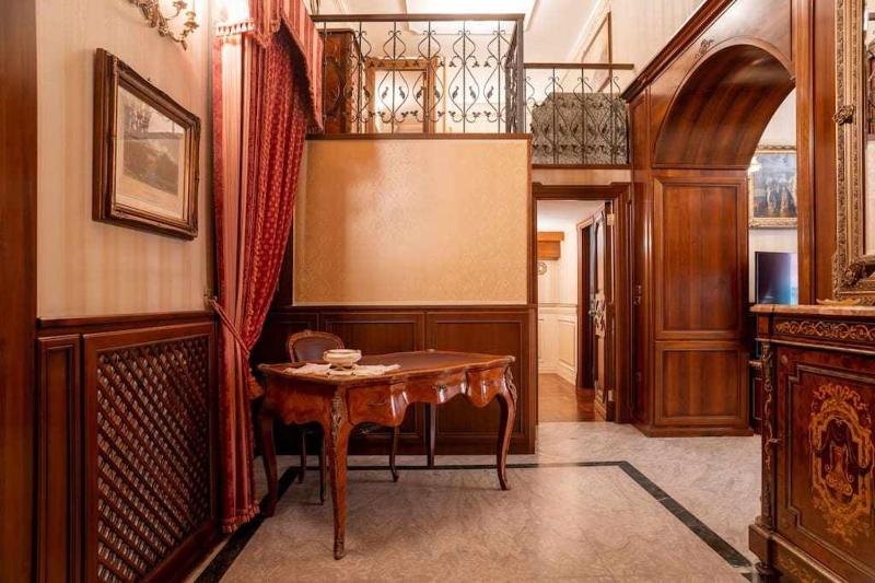 Royal Home Duomo Centro Storico 80 mt dal Duomo — отель с удобным расположением в Неаполе
