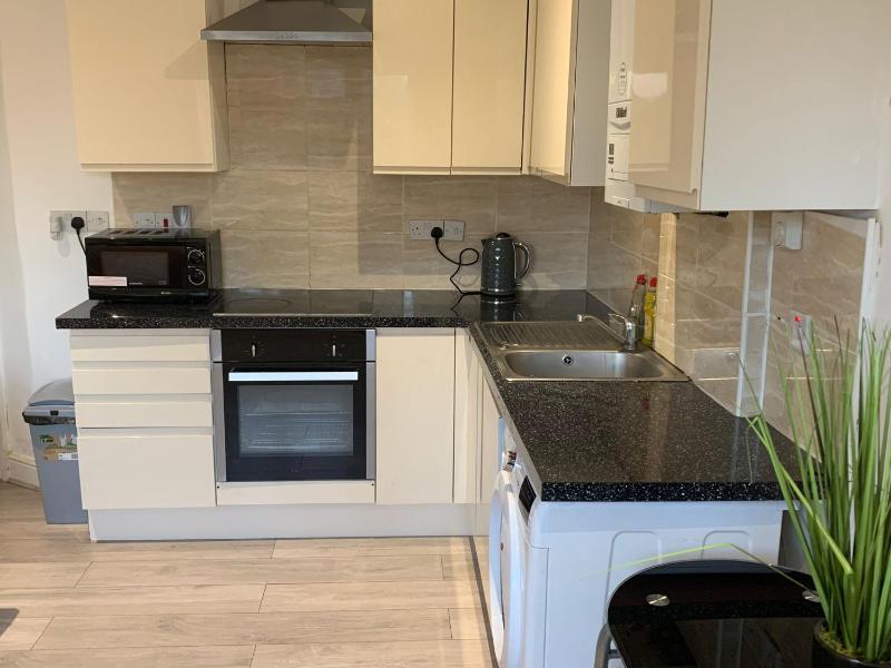 R J Apartment — отель с удобствами в Лондоне