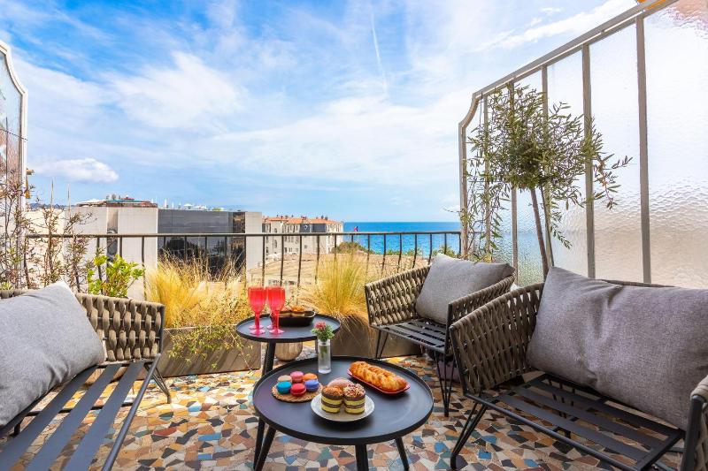 LE FRANCE AP4350 By Riviera Holiday Homes — отель с удобным расположением в Николь