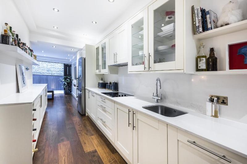 Kensington Luxurious Three Bedroom Apartment — отель с удобствами в Лондоне