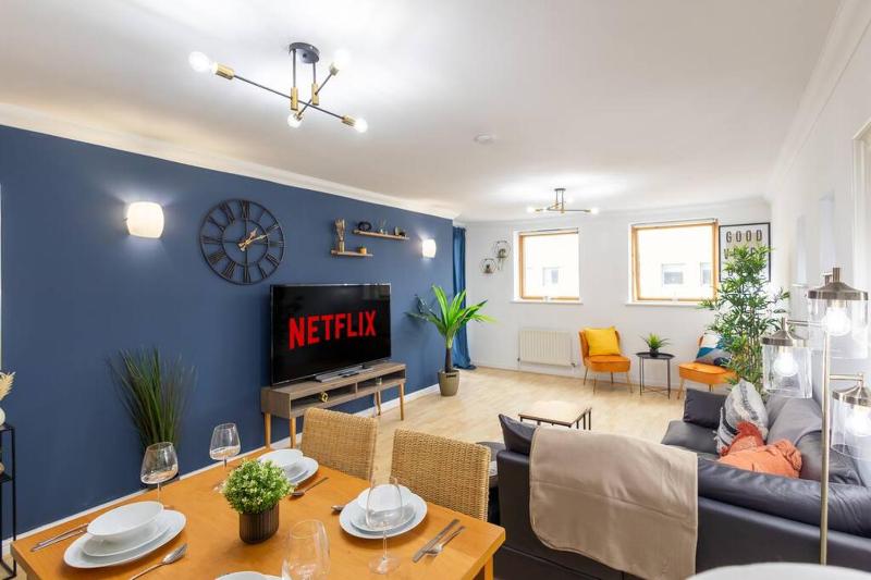 Morden London Apartment, By the Sea with Free Parking — забронировать отель в Лондоне