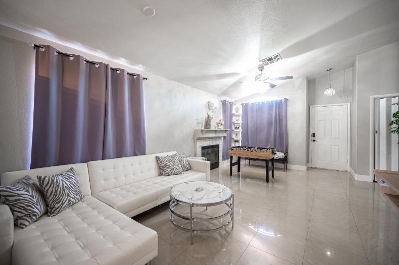 Contemporary Home - Close To The Las Vegas Strip — отель с удобствами в Лас Вегасе