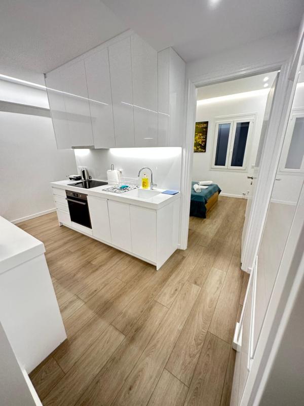 The Downtown Koukaki Spacious Luxury 5th fl 2BD — забронировать отель в Афины