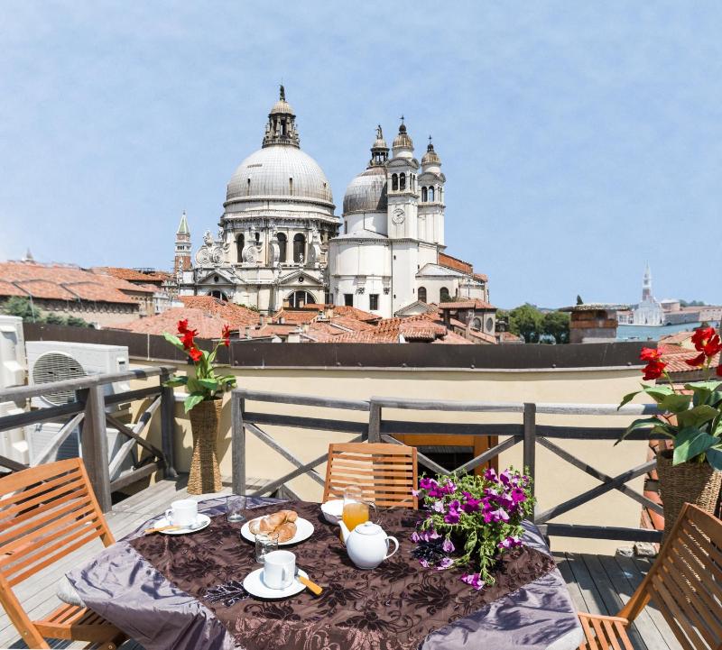 Accademia Charm Apartments by Wonderful Italy — комфортный отель в Венеции