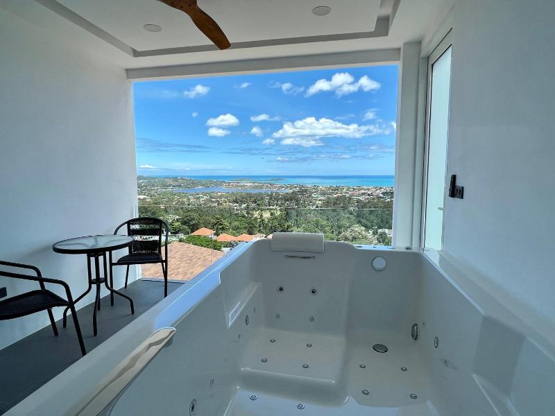 Jacuzzi bedroom with stunning sea view — забронировать отель в Кохе