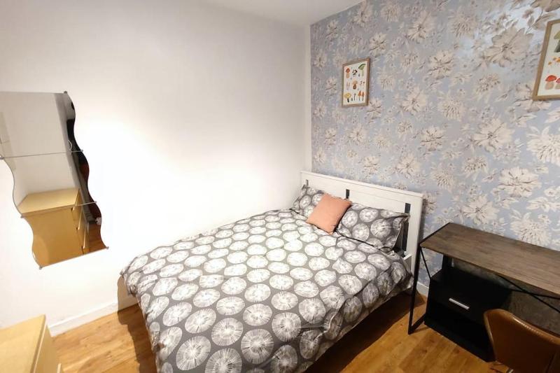 Central London Spacious Flat with 2 to 3 Bedrooms — забронировать отель в Лондоне