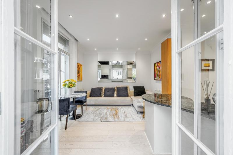Beautiful One Bedroom Flat in Knightsbridge — отель с удобствами в Лондоне