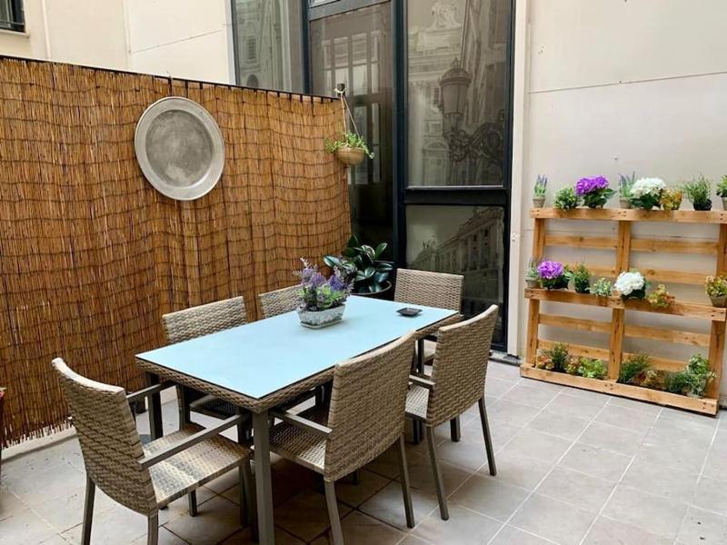 PISO CENTRICO CON PATIO PRIVADO — забронировать отель в Мадриде