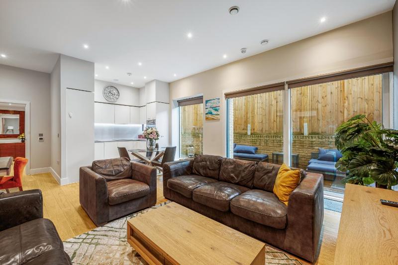 Large Modern One Bedroom Apartment (nearly 800 ft) — забронировать отель в Лондоне