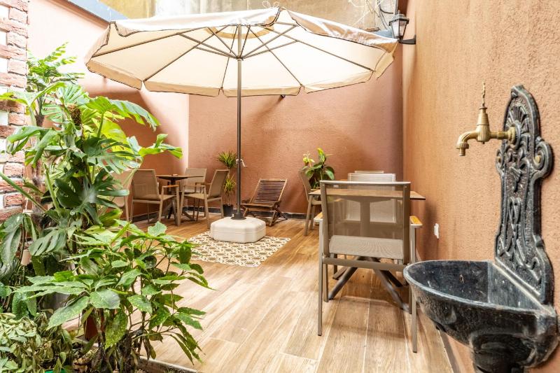 Historical Hotel Room w Chic Garden in Kadikoy — отель с удобствами в Стамбуле