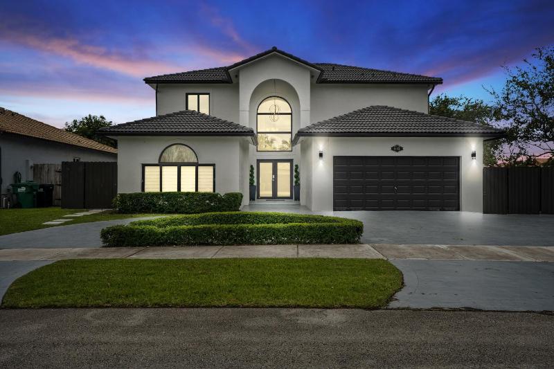Villa Blanca 4bd Mega Home w Games BBQ and more — комфортный отель в Майами