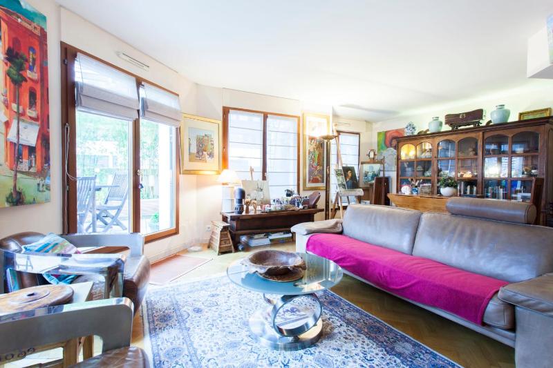 Spacious Apartment With View On The Eiffel Tower — отель с удобствами в Париже