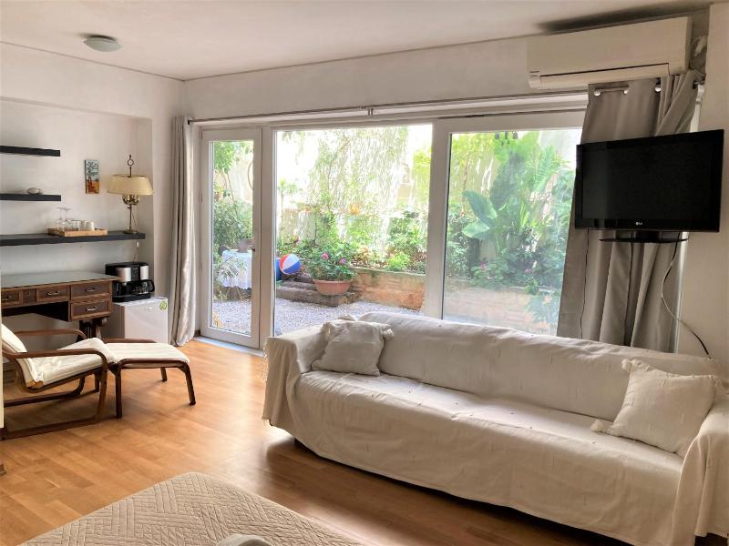 A-16. Amazing sunny patio close to Acropolis — отель с удобствами в Афины