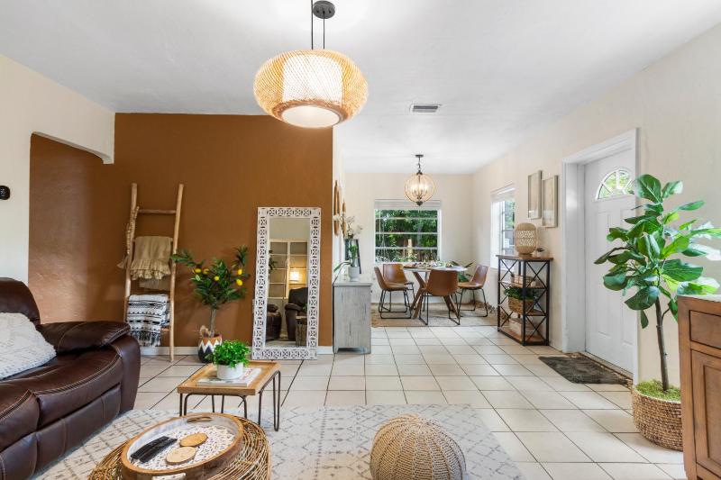 Цены на Bohemian Retreat - 10mins To Downtown & Wynwood! в Майами