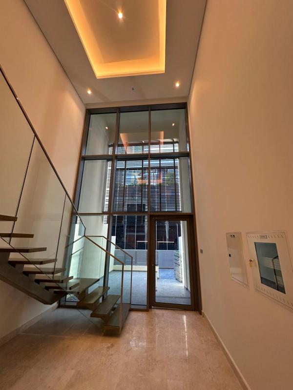 Sterling by Omniyat private Loft Apartment — комфортный отель в Дубае