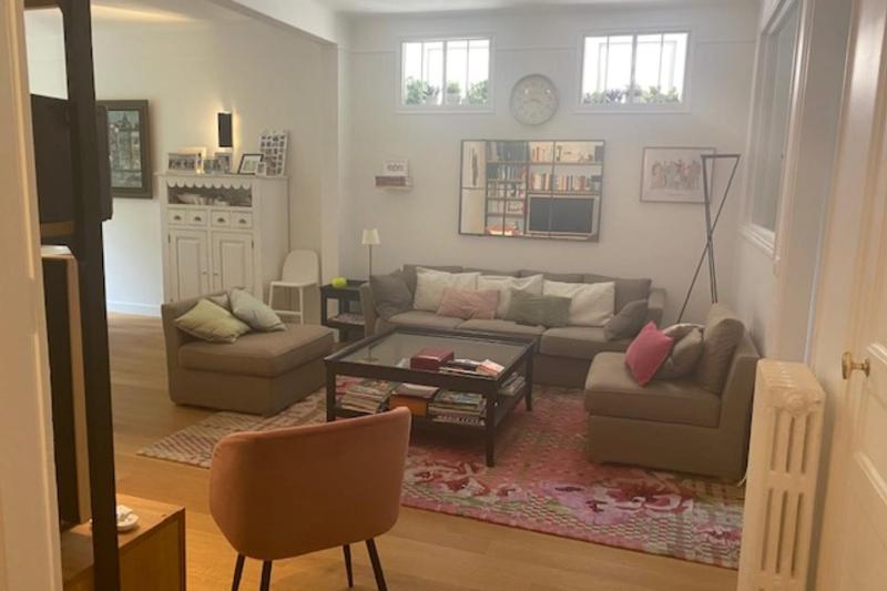 Цены на Spacious apartment near Champs Elysees в Париже