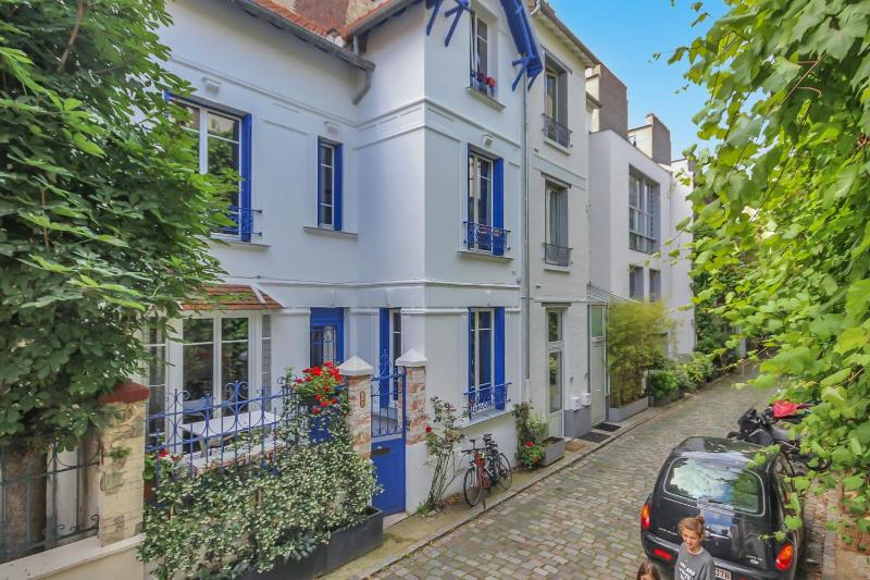 Цены на Spacious and very nice House in Paris 15th в Париже