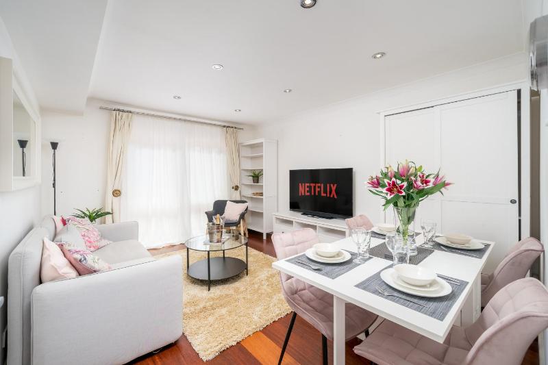 Deluxe 2Bed Duplex Apartment & parking — отель в Лондоне, Соединенное Королевство