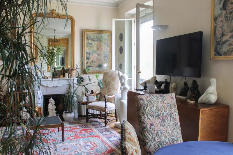 Quiet accommodation overlooking a large garden — комфортный отель в Париже
