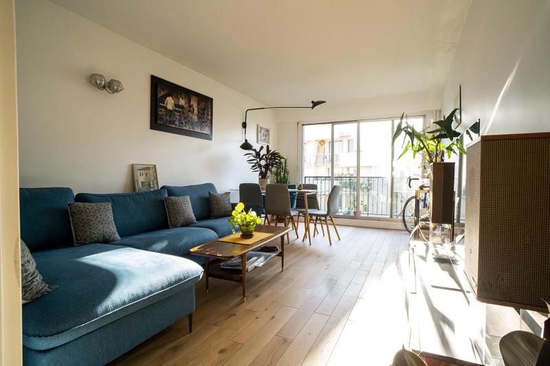 Bright apartment with sunny balcony — отель с удобствами в Париже