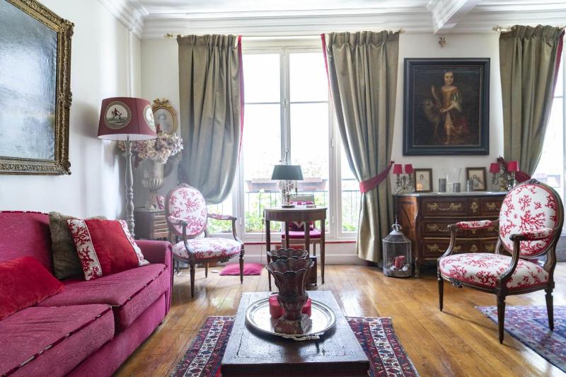 Superb Spacious And Authentic Apt — комфортный отель в Париже