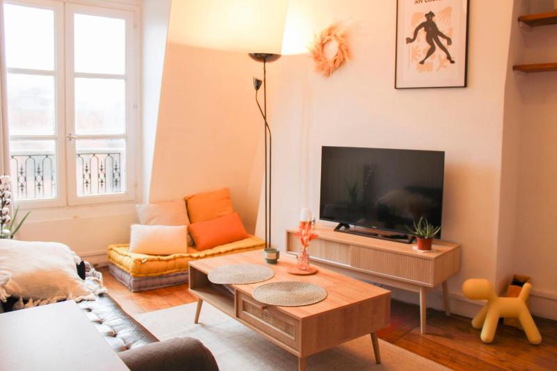 Bright 28m overlooking the Paris rooftops — забронировать отель в Париже