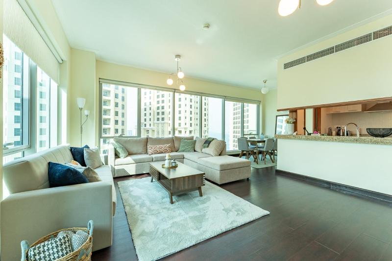 Dubai Marina Apartment with Sea view, Pool and Gym — отель с удобным расположением в Дубае