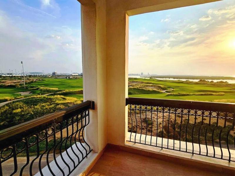 Meadows Living - 4BR Apartment on Yas Links Golf Course — комфортный отель в Абу