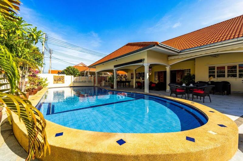 3 Bedroom Pool Villa Close to City Center! S102 — забронировать отель в Хуа