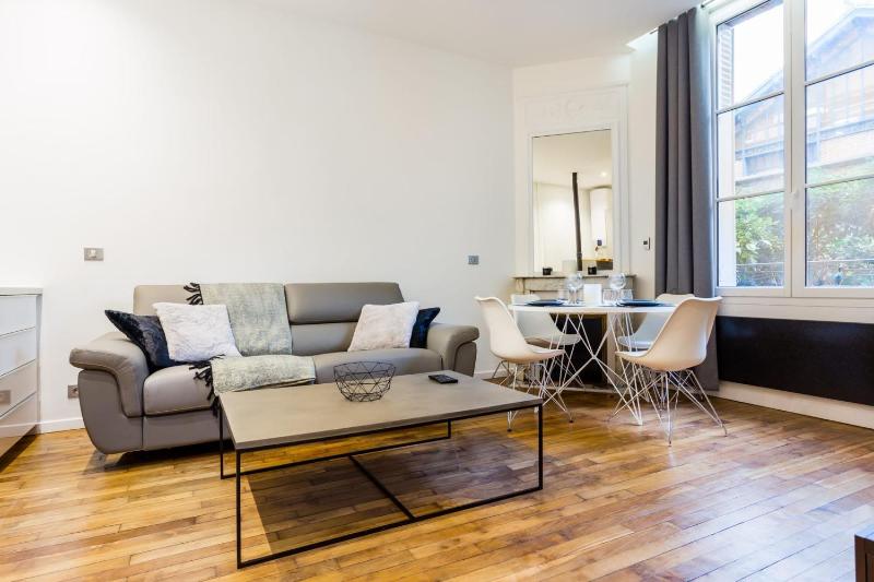 Amazing apartment- Eiffel TowerConvention — комфортный отель в Париже