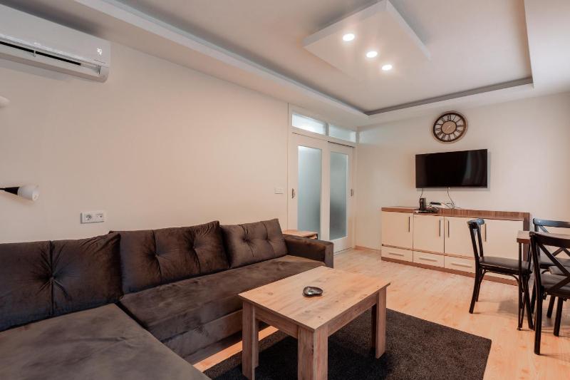 Central Flat Near Hadrians Gate n Mermerli Beach — отель в Анталье, Турция