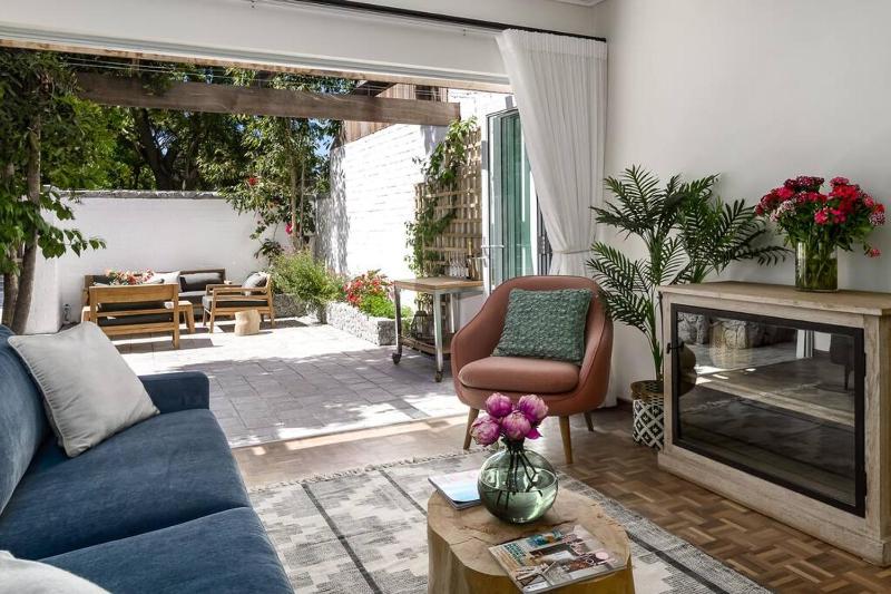 The Quarry Townhouse in exclusive suburb and Pool — отель с удобным расположением в Кейптауне