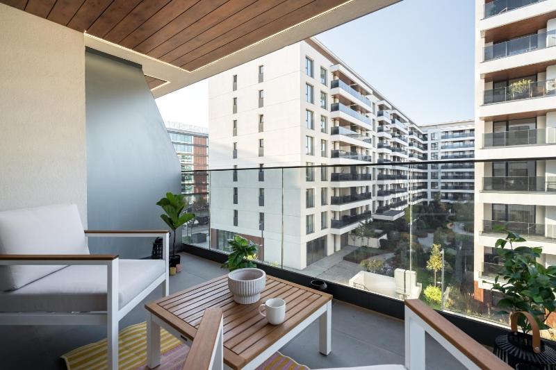 Contemporary Haven - 1 BR with a Balcony Charm — отель с удобствами в Бухаресте