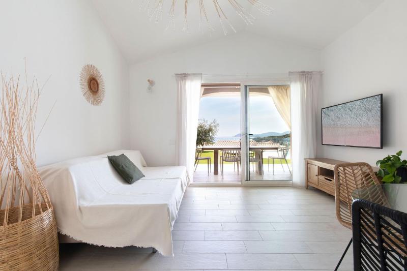 Aura Residence a Costa Rei - Oasi di Lusso con Piscina