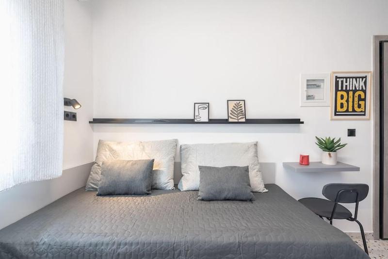 Цены на Tiny Apartment(12sqm) in Ilion close to Petroupoli в Афины