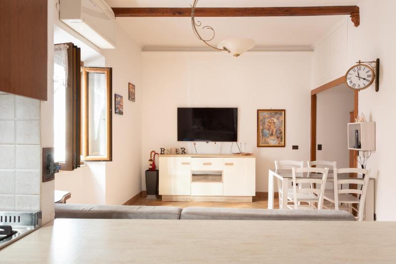Elegant & Quiet Apartment next to Colosseo — отель с удобствами в Риме