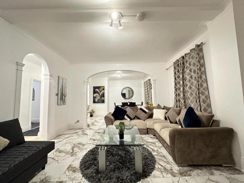 Mayfair Three Bedroom Family Apartment — отель в Лондоне, Соединенное Королевство