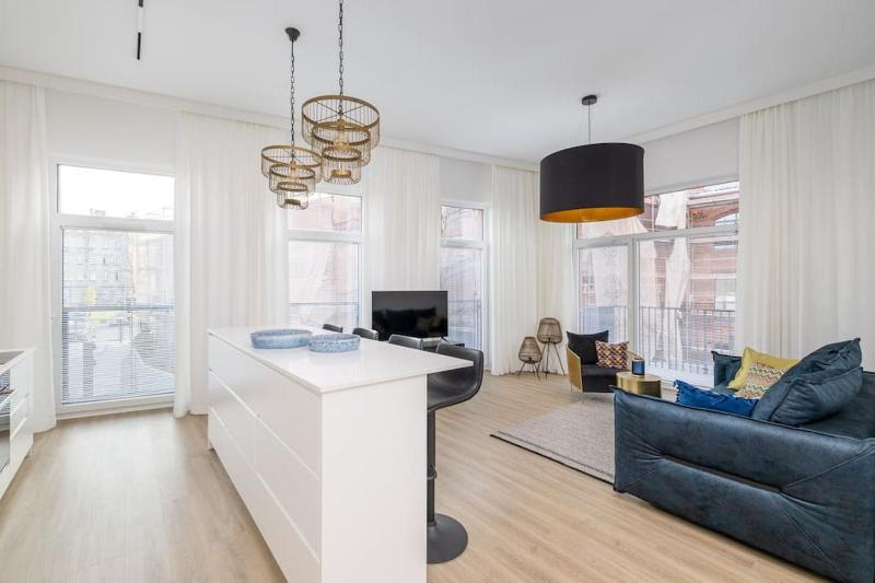 1-Bedroom Coffee Apartment ECRU near Metro WWA49 — отель с удобствами в Варшаве