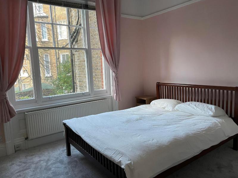 1 Bedroom Apartment in the heart of West London — отель с удобствами в Лондоне