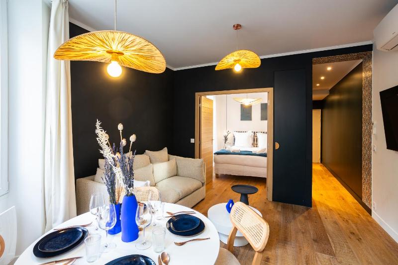 The Blue Suite Downtown Montmartre — комфортный отель в Париже