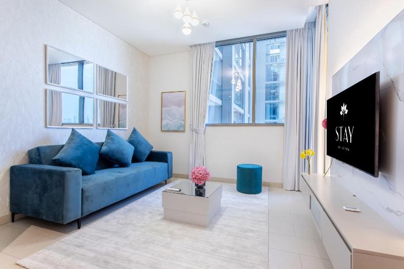 STAY BY LATINEM Luxury 1BR Holiday Home CVR B1701 near Burj Khalifa — отель с удобствами в Дубае