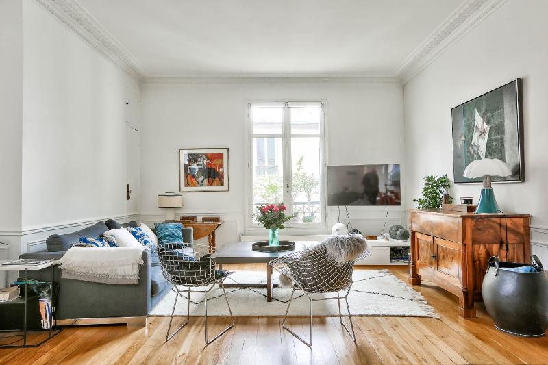 Spacious & Bright Flat by the Eiffel Tower-Paris 7 — забронировать отель в Париже