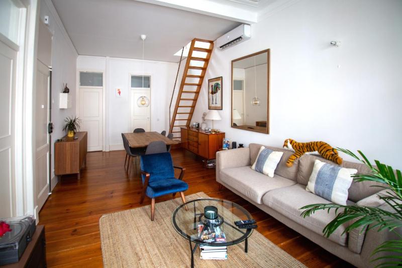 Acogedor apartamento con atico en Lisboa — отель с удобным расположением в Лиссабоне