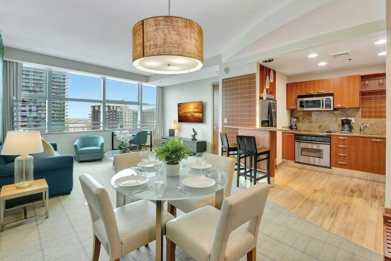 1BR Luxury Condo With Parking in the Heart of Brickell — забронировать отель в Майами