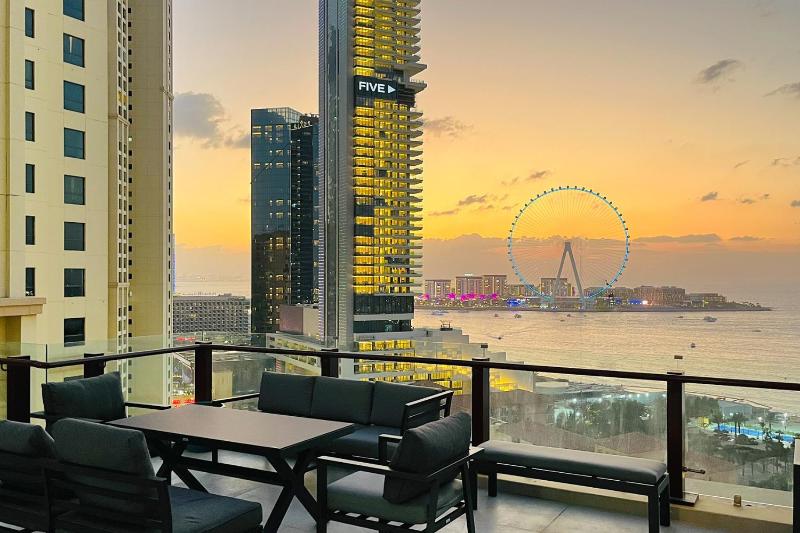 Livbnb - 5 BR Sea View Penthouse w/ Private Pool — отель с удобствами в Дубае