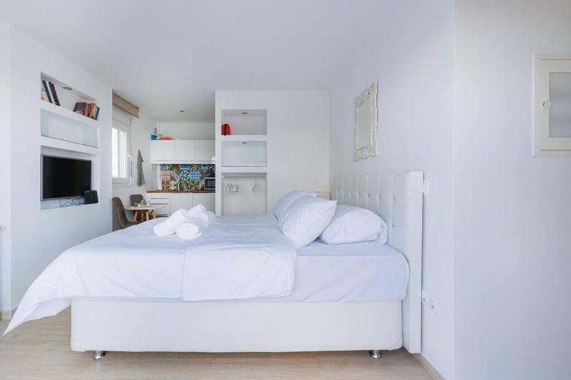 Amazing rooftop studio with large private balcony — отель в Афины, Греция