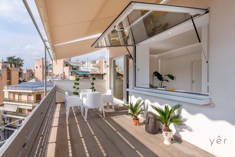 Terrace House for Festive Fun — забронировать отель в Афины