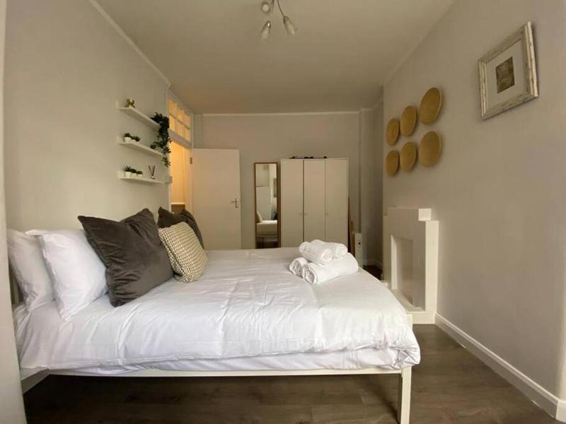 Stylish 2BR Retreat in King's Cross, London — отель с удобным расположением в Лондоне