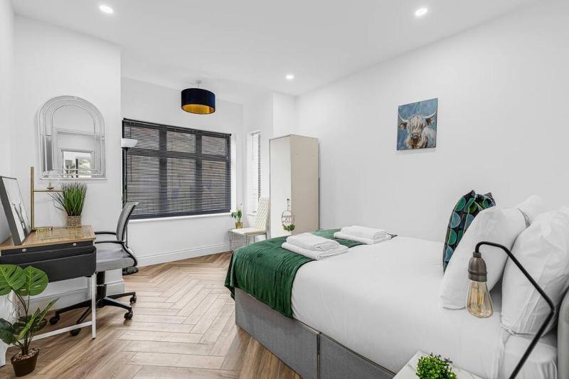 Цены на West London garden luxury apartment near elizabeth line в Лондоне